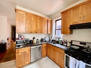 Building Photo - 215 W 106th St