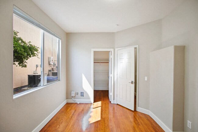 Building Photo - Southwest Pool Home With First Floor Bed And Bath