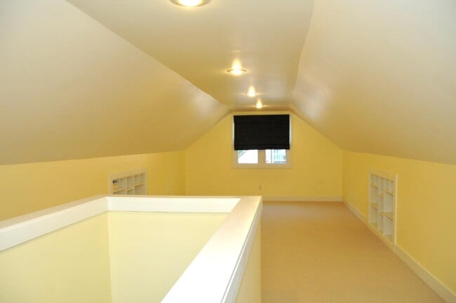 Building Photo - 1317 Herrick Ave NE