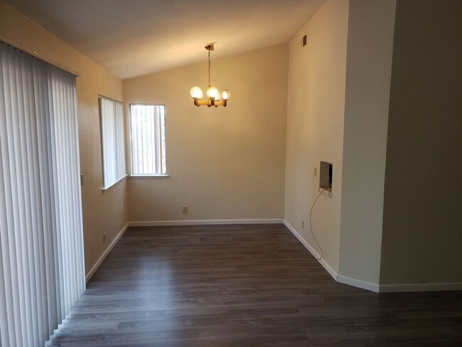 Building Photo - 3 Bedroom close to PV High School