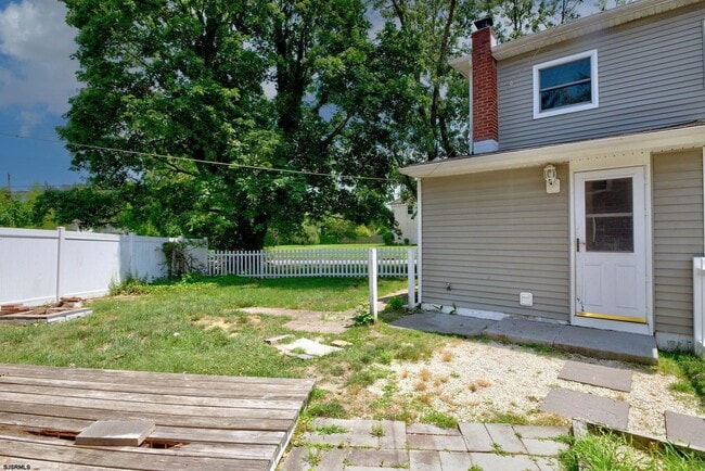 Building Photo - 2211 Shore Rd