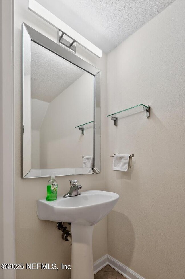 Building Photo - 411 Walnut Dr