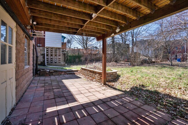 Building Photo - **Price reduction** Spacious 3-Bedroom Hom...