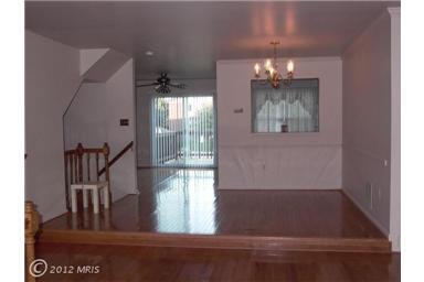 Building Photo - Spacious townhouse, walk to METRO, pool, parking, all you could want!