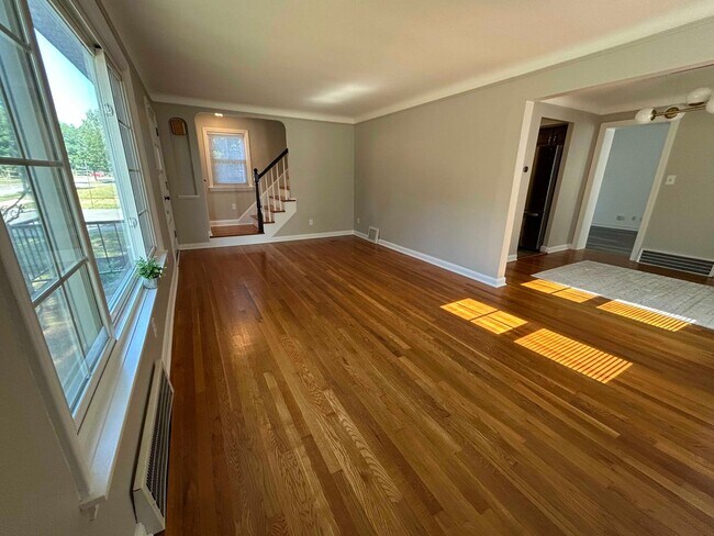 Building Photo - Spacious Colonial For Rent in Lyndhurst