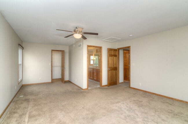 Building Photo - 1070 Center Dr