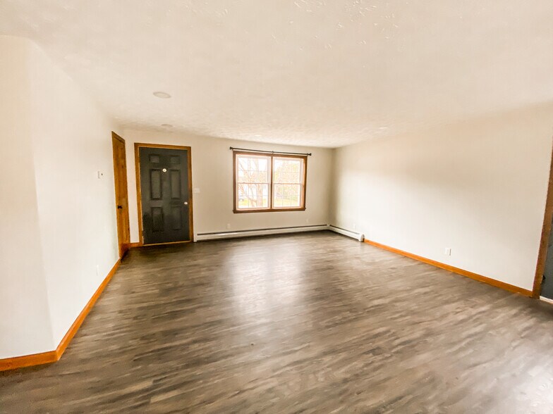 Building Photo - 27 Brookview Dr