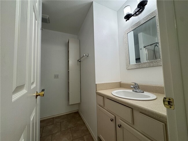 Building Photo - 1584 Willowbrook Dr