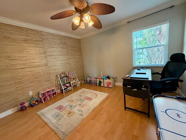 Building Photo - Updated 3 Bed 2.5 Bath Townhouse - SoHo / Hyde Park Area