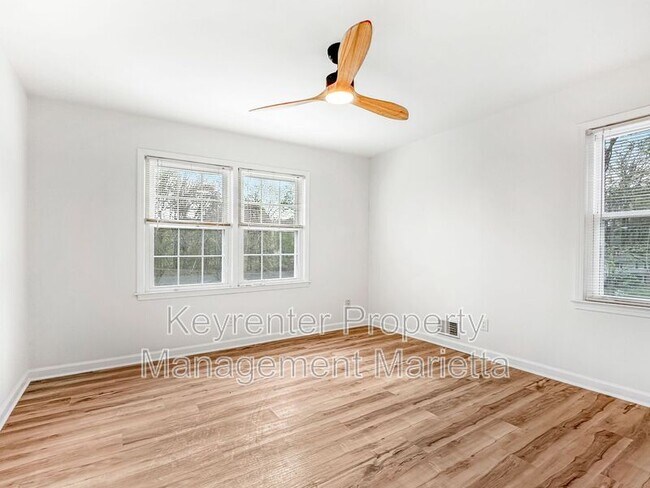 Building Photo - 651 Inglis Dr S E