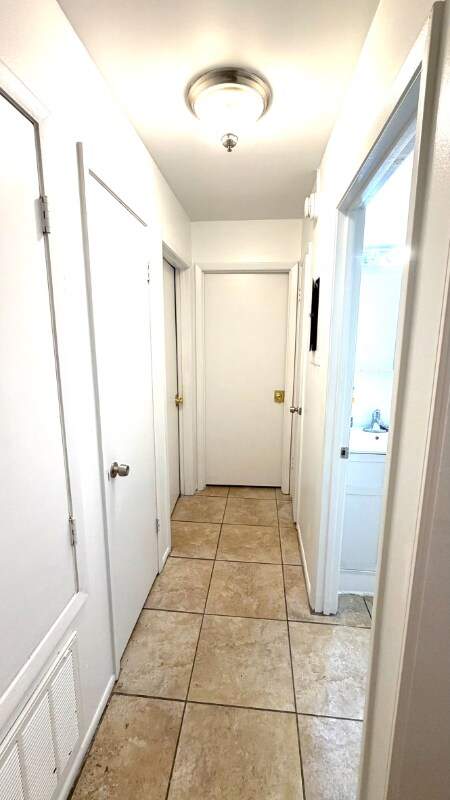 Building Photo - 411 Banana