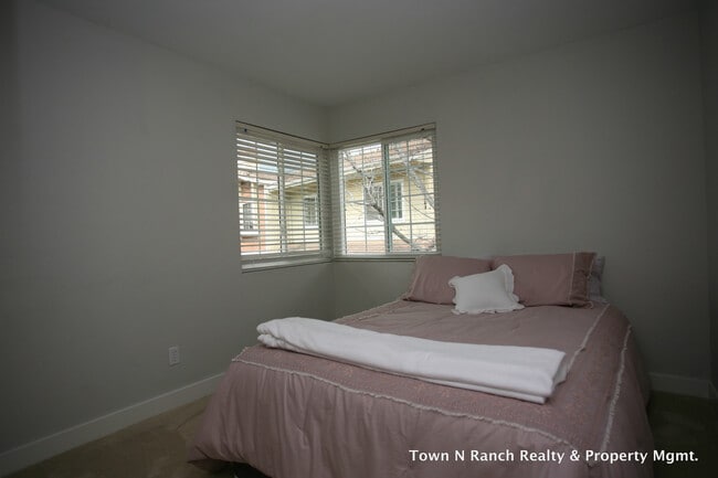 Building Photo - 3Br 2 1/2Ba, 2 Story Condo Avail May 1st short term lease
