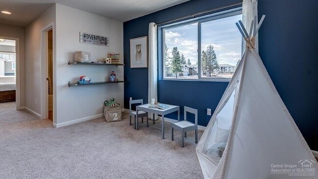 Building Photo - Three Bedroom House in SE Bend