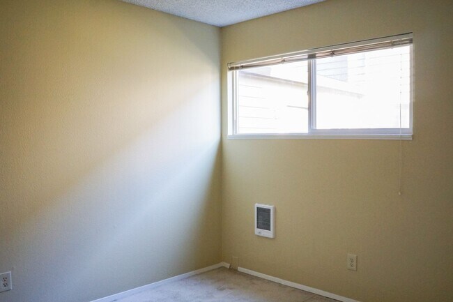 Building Photo - Close-in SE: Garden Level 1 Bdr w/ DW, Private Patio, & Parking!