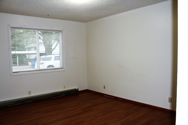 Building Photo - MOVE-IN SPECIAL! 1/2 OFF FIRST MONTH"S REN...