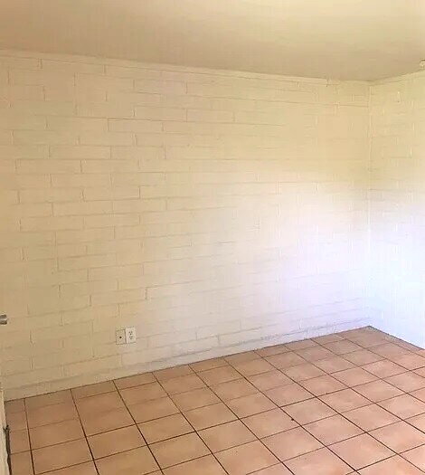 Building Photo - Spacious 1BR Single-Level Unit with Utilit...