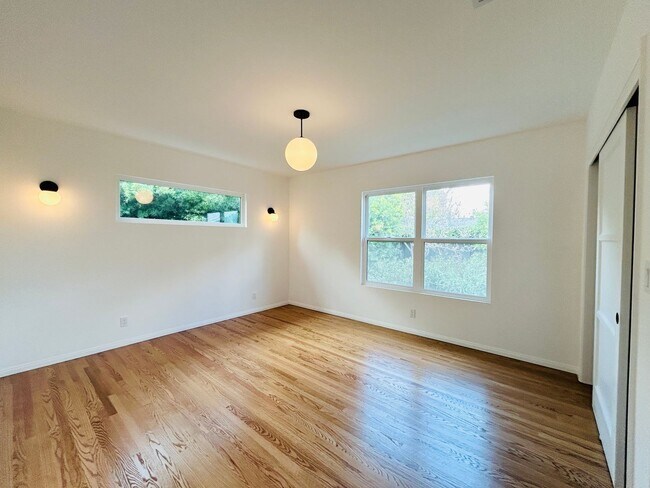 Building Photo - Delightful 3 bedroom 2½ Bathroom Single Family Home In North Hollywood Landscaped Yard