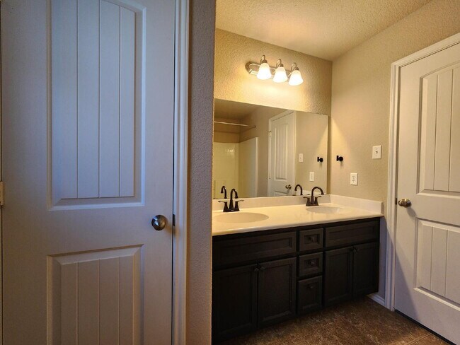 Building Photo - 4633 Stonehaven Dr