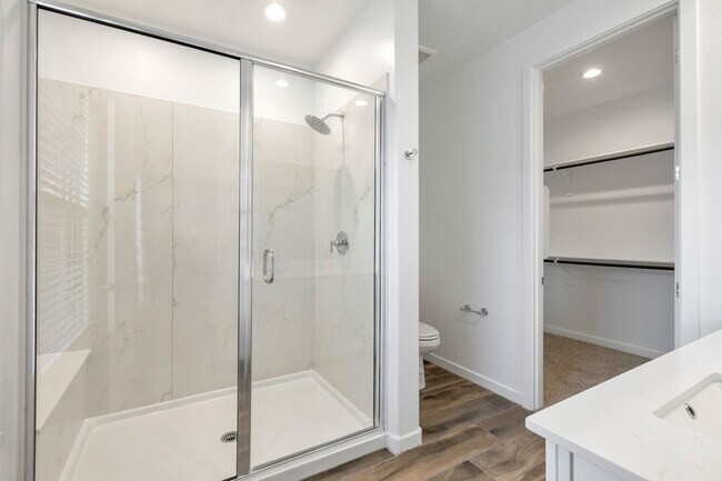 Building Photo - Like New luxurious townhome with 2 Master ...