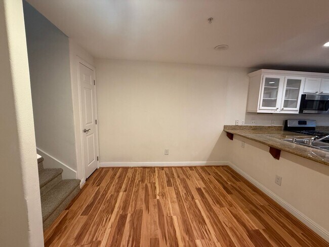 Building Photo - Spacious 1 bed 1 bath condo with loft Available now!