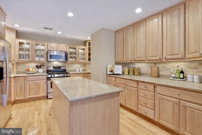 Building Photo - 502 W Broad St