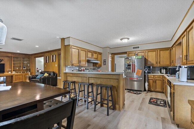 Building Photo - 2508 Memorial Dr