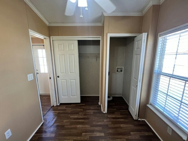 Building Photo - 3318 Chicago Bears St