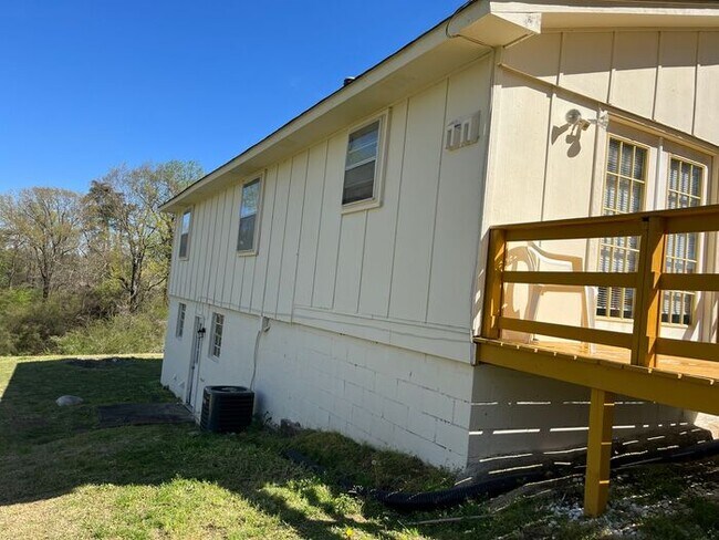 Building Photo - Beautifully renovated 3/1 home with 1,608 ...