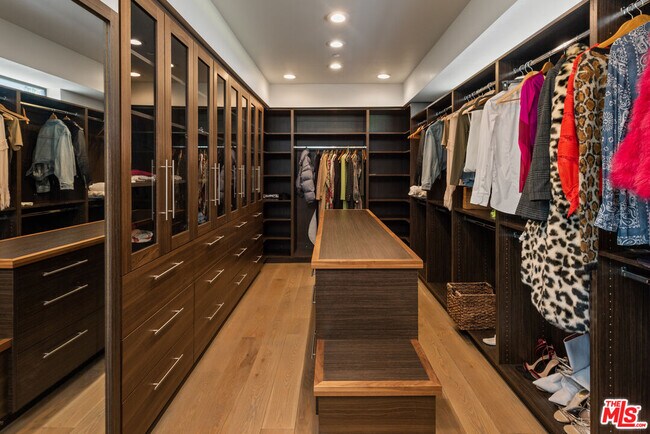 Building Photo - 2826 Las Alturas St