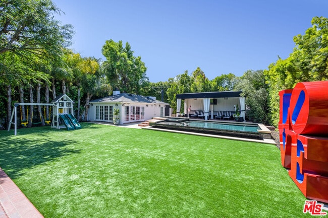 Building Photo - 9885 Carmelita Ave