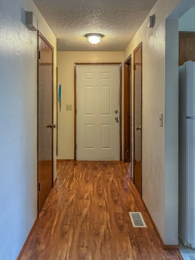 Building Photo - Hillsboro Duplex- 2 Bedroom 1 bathroom with fenced in yard available !