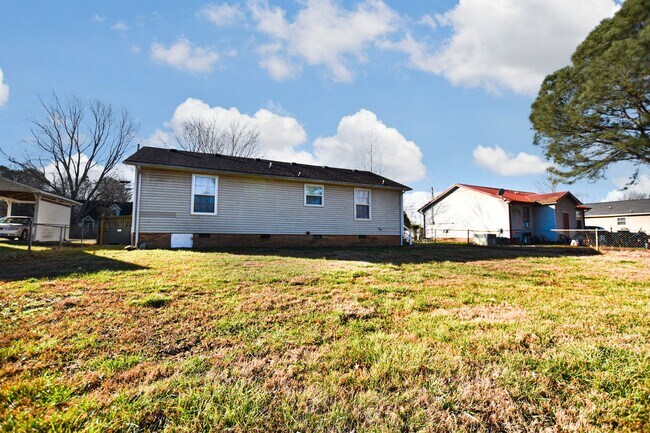 Building Photo - Three Bedroom with Fenced Yard!