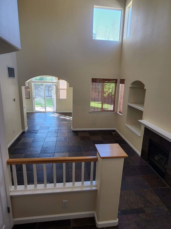 Building Photo - Beautiful 3 bedroom, 2.5 bath two story home