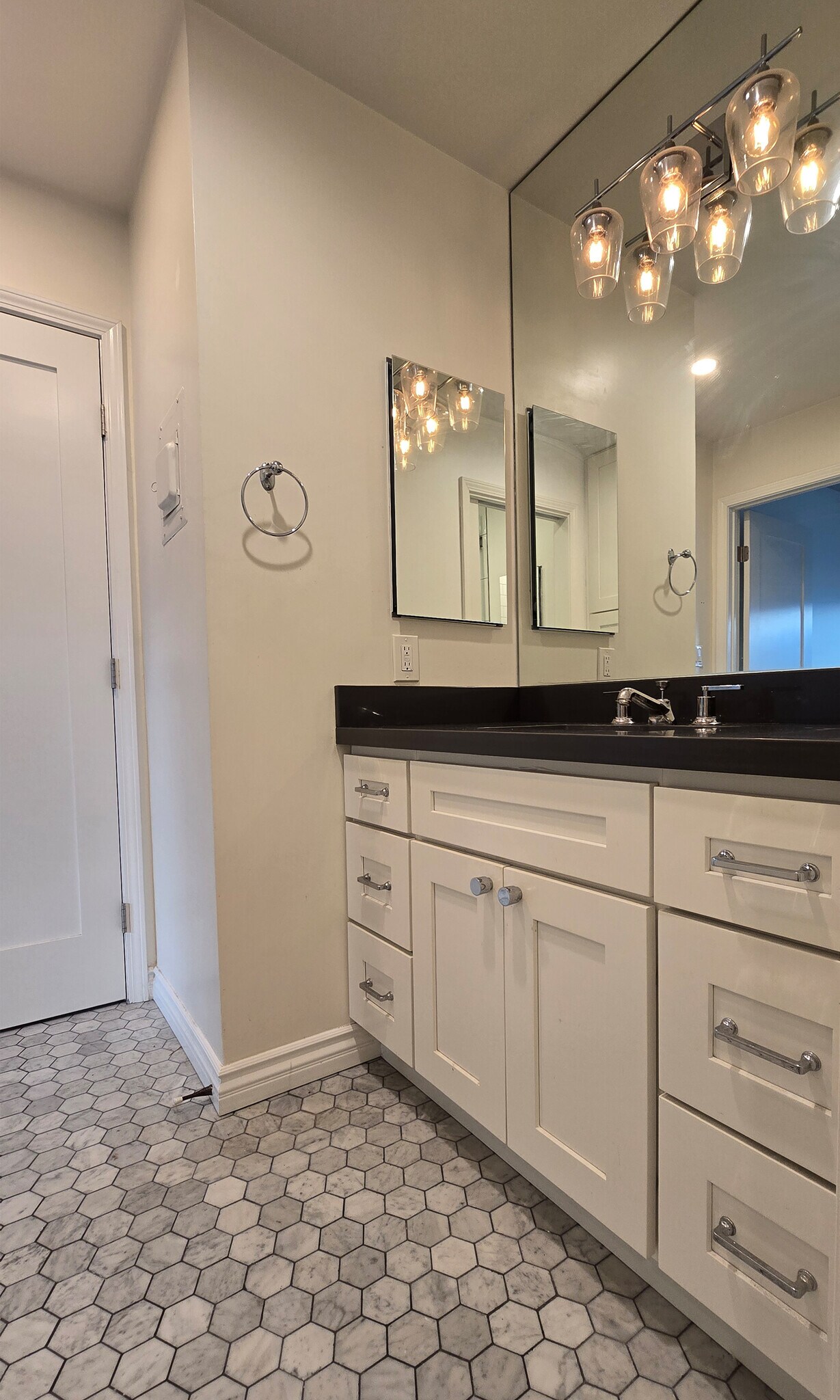 Bathroom - 972 Larrabee St