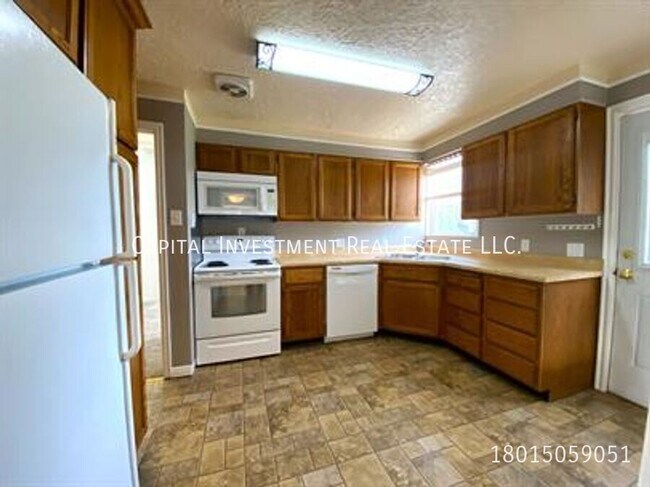 Building Photo - 236 400 S