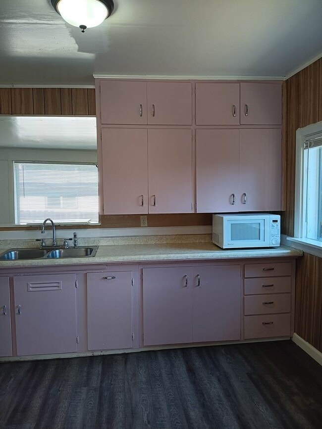 Building Photo - Duplex 4 Blocks From WOU Available