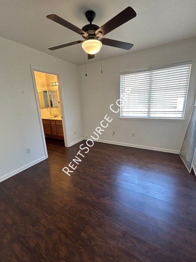 Building Photo - 3210 Lantana Ct