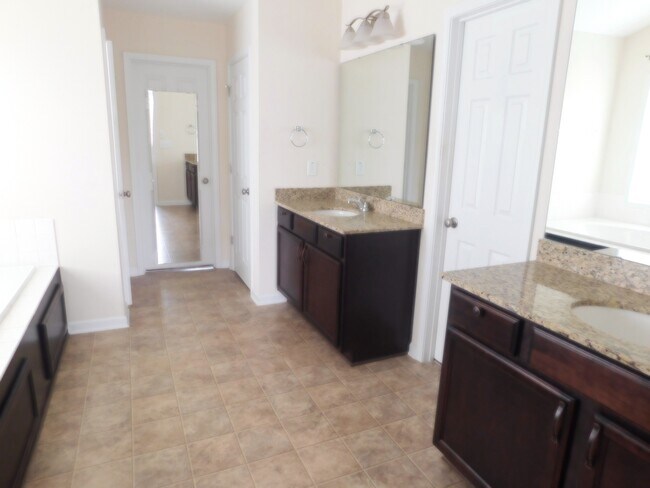 Building Photo - 70 Kelsney Ridge Dr
