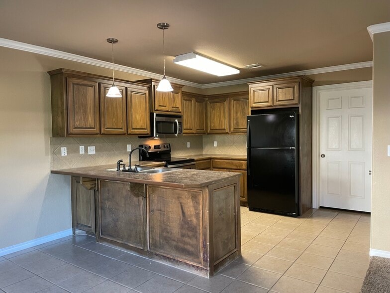 kitchen - 610 Rolling Hills Dr
