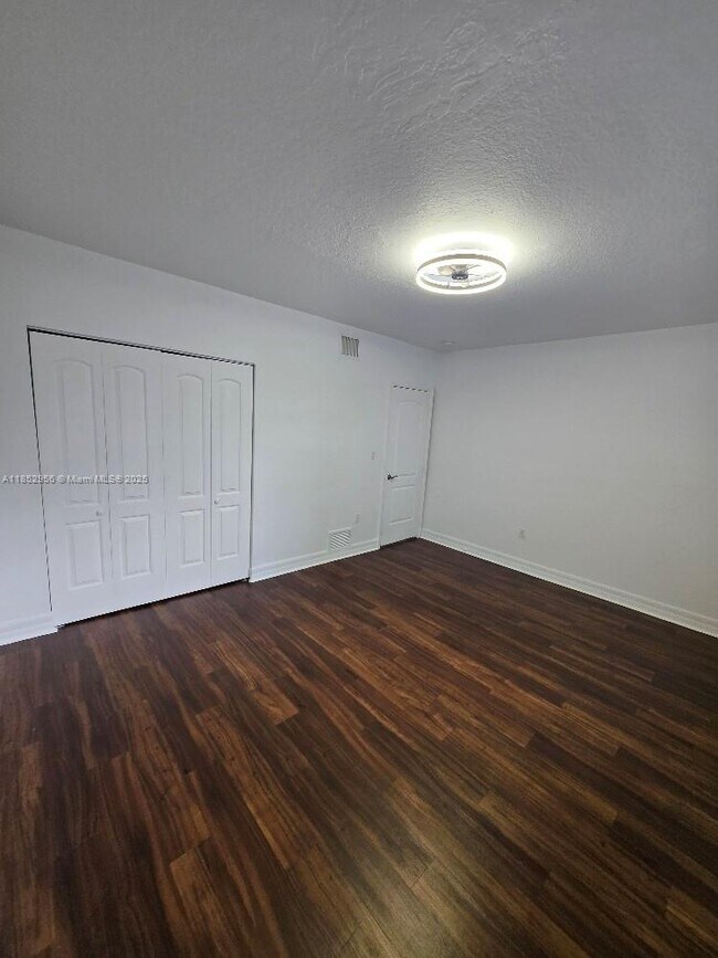 Building Photo - 1701 N Treasure Dr