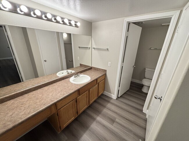 Building Photo - Beautiful 1Bed/1Bath/1Car 2nd floor Condo located in the beautiful Tuscano Gated Community!