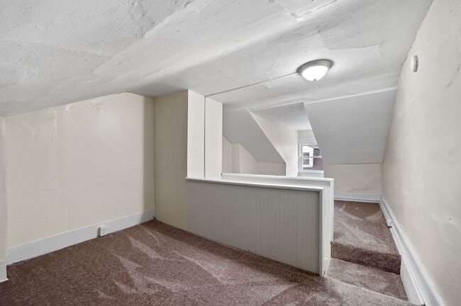 Building Photo - Newly Renovated 2 Bedroom Unit + Bonus Room In The South Side.  Available Immediately.