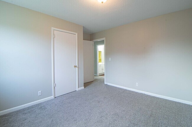 Building Photo - 808 Helton Dr