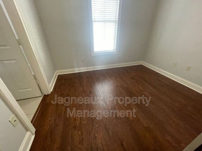 Building Photo - 102 Hargrave Dr
