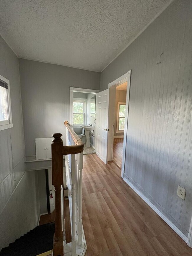 Building Photo - 415 E Broadway St