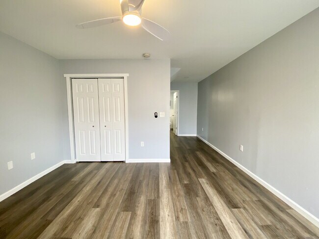 Building Photo - Modern & Completely Renovated Condo in the...