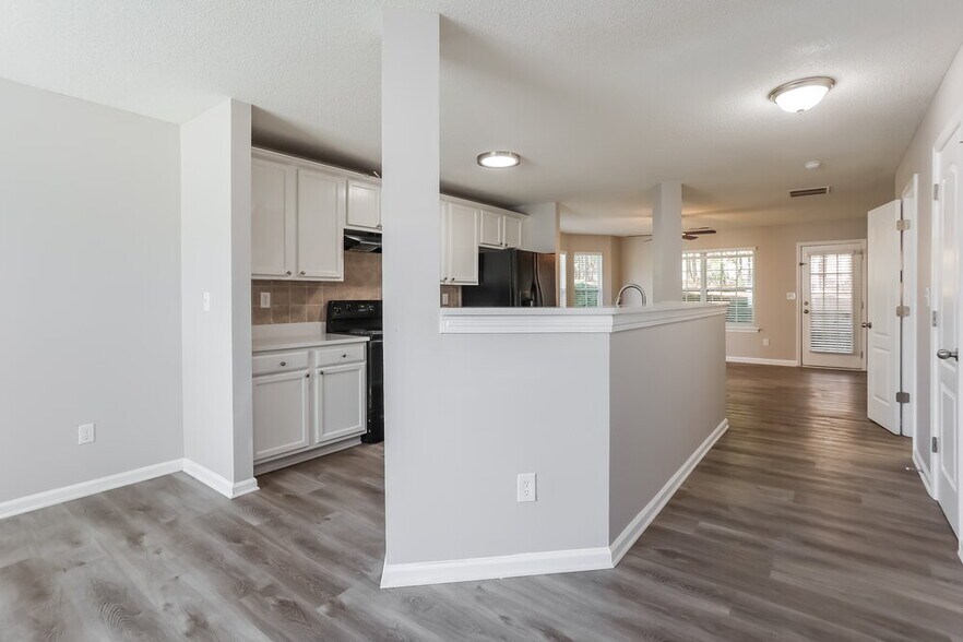 Building Photo - 701 Outlook Way