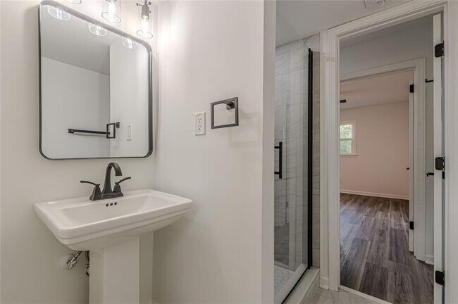 Building Photo - 2352 Glendale Dr