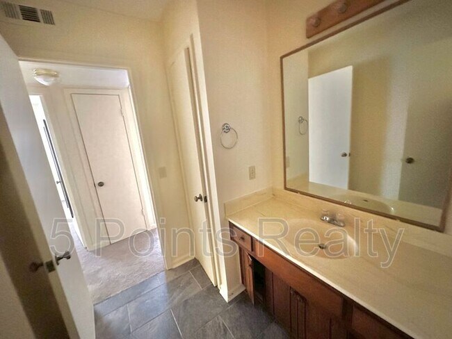 Building Photo - 102 Susan Ct