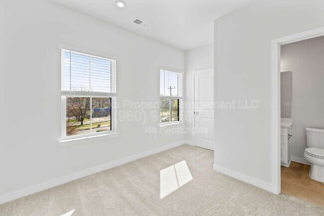 Building Photo - 2833 Statesville Ave